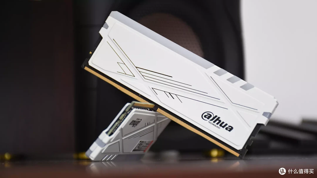 大华存储C600系列DDR4内存条:优选三星颗粒,RGB马甲加持