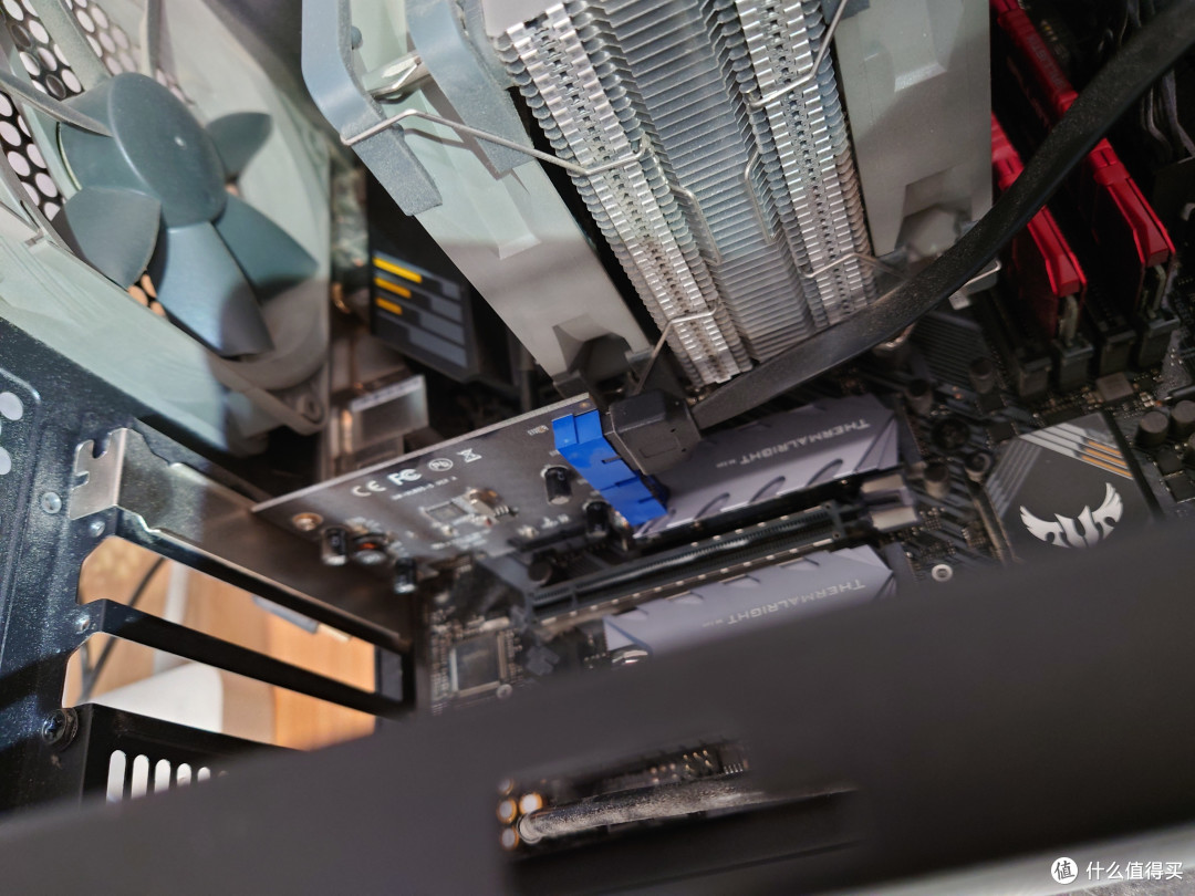 PCIE X1槽上是个USB 3.0 19针扩展卡，用来接前置的，板载那个给前置Type-C口。散热器高度合适。