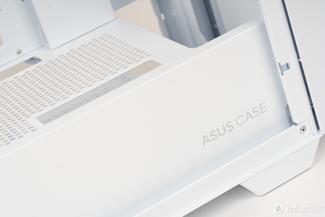 ASUS CASE的标签低调地藏在右下角