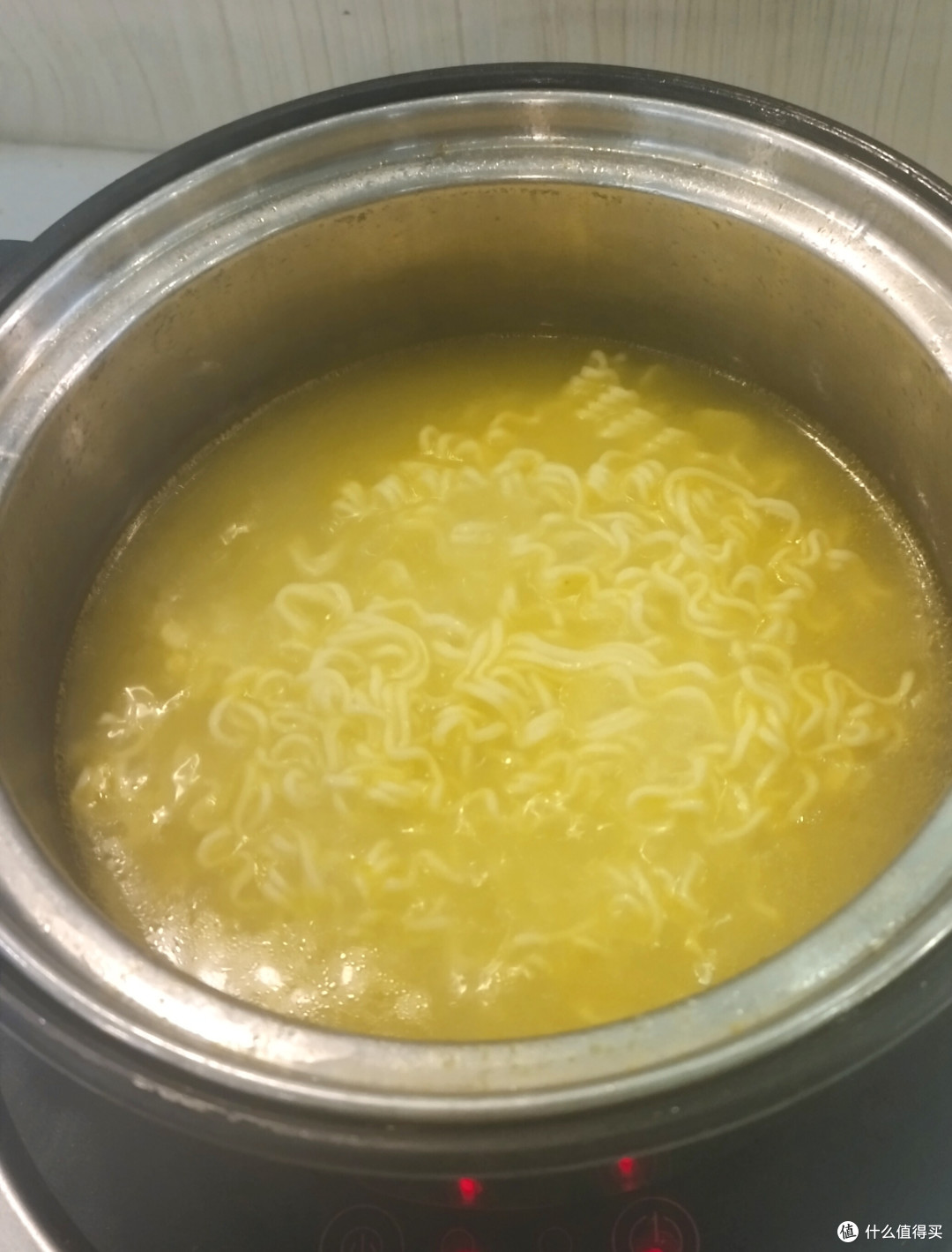 在家也可以自己做的小火锅，谁说在家不能吃好吃的火锅呢，在家经济实惠又健康💪。