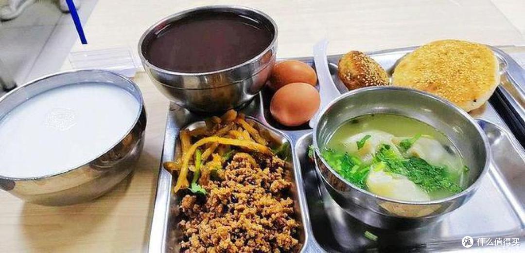 食堂一周早餐来了,胡辣汤烧饼免费吃,你的食堂也这样吗