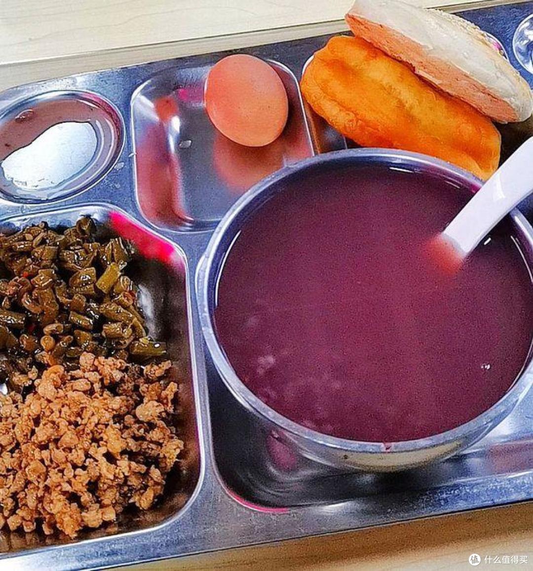 食堂一周早餐来了,胡辣汤烧饼免费吃,你的食堂也这样吗