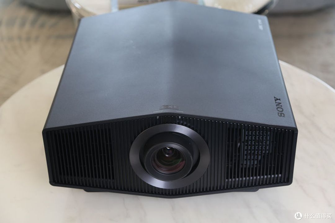 超越“中杯”的实力表现 索尼VPL-XW7000激光4K家用投影机详测