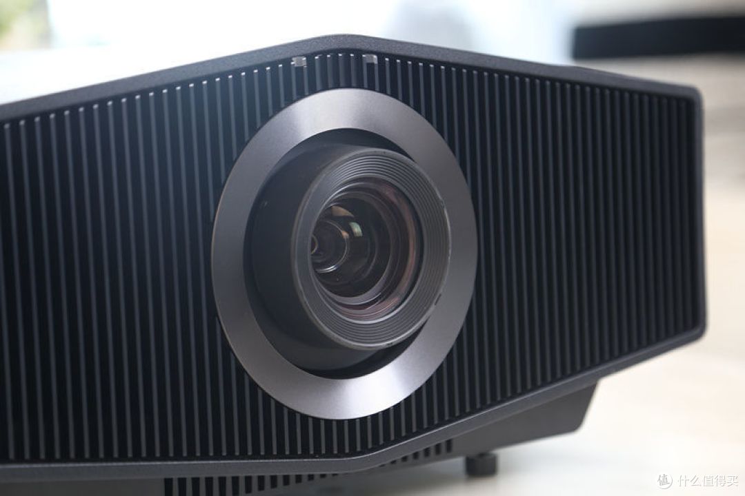 超越“中杯”的实力表现 索尼VPL-XW7000激光4K家用投影机详测