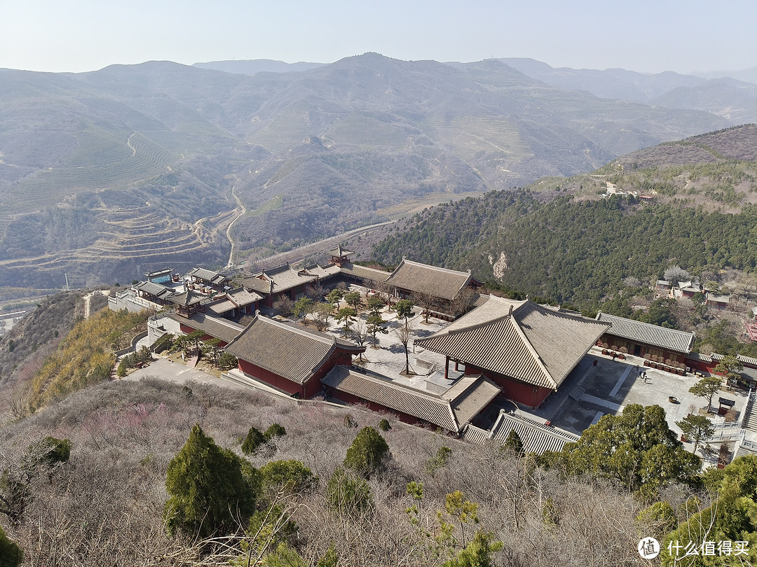 靠近山顶的寺院，下雪绝美