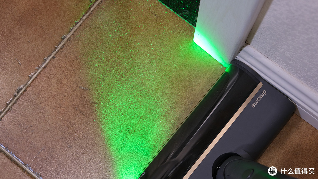 绿光显尘+柔性缝隙刷，清洁超解压！追觅V12S无线吸尘器使用体验