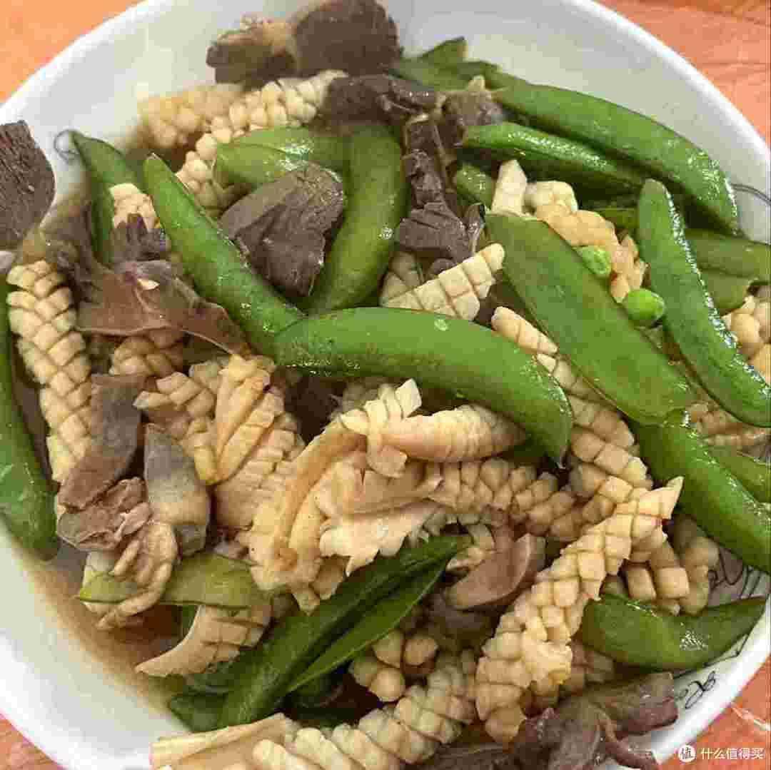 去广东同事家吃“年例”,菜品丰富,大家都吃撑了