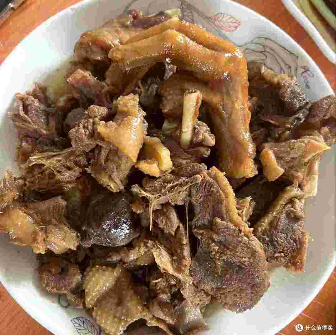 去广东同事家吃“年例”,菜品丰富,大家都吃撑了