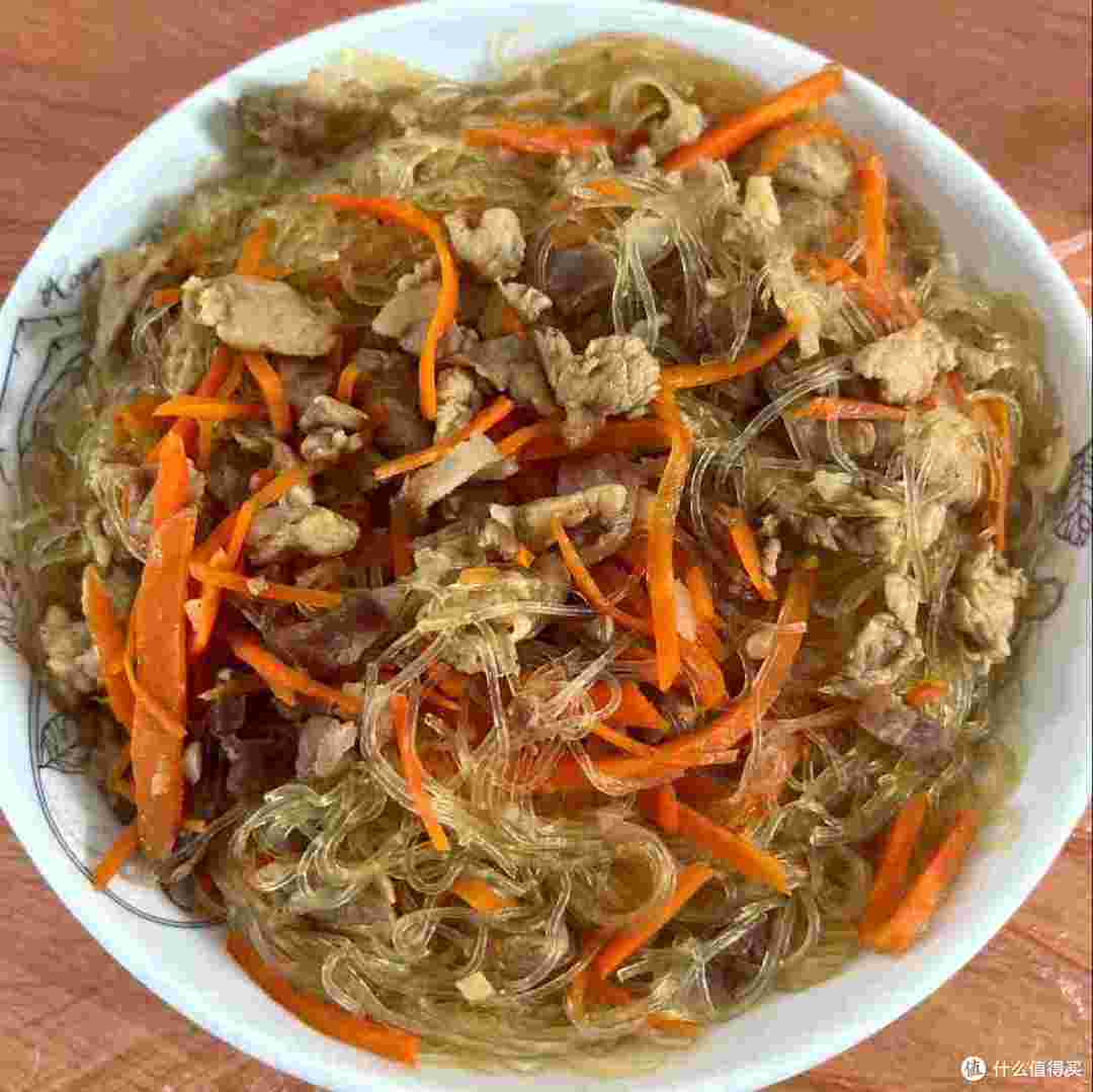 去广东同事家吃“年例”,菜品丰富,大家都吃撑了