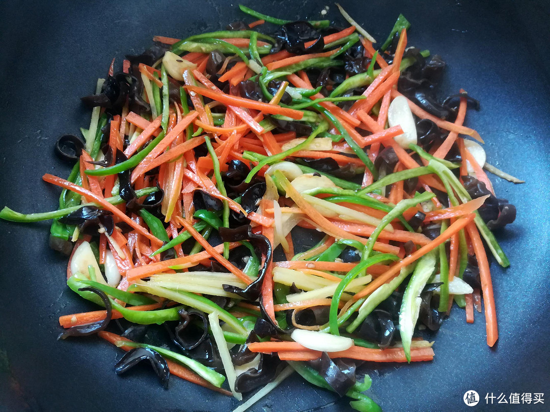 做鱼香肉丝,学会饭店的做法,牢记多“2样”,香嫩好吃又下饭