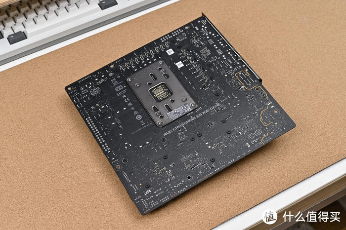 Mesh 副屏白松果——ROG X670E-GENE+乔思伯 D41装机展示