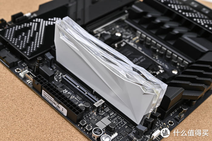 Mesh 副屏白松果——ROG X670E-GENE+乔思伯 D41装机展示