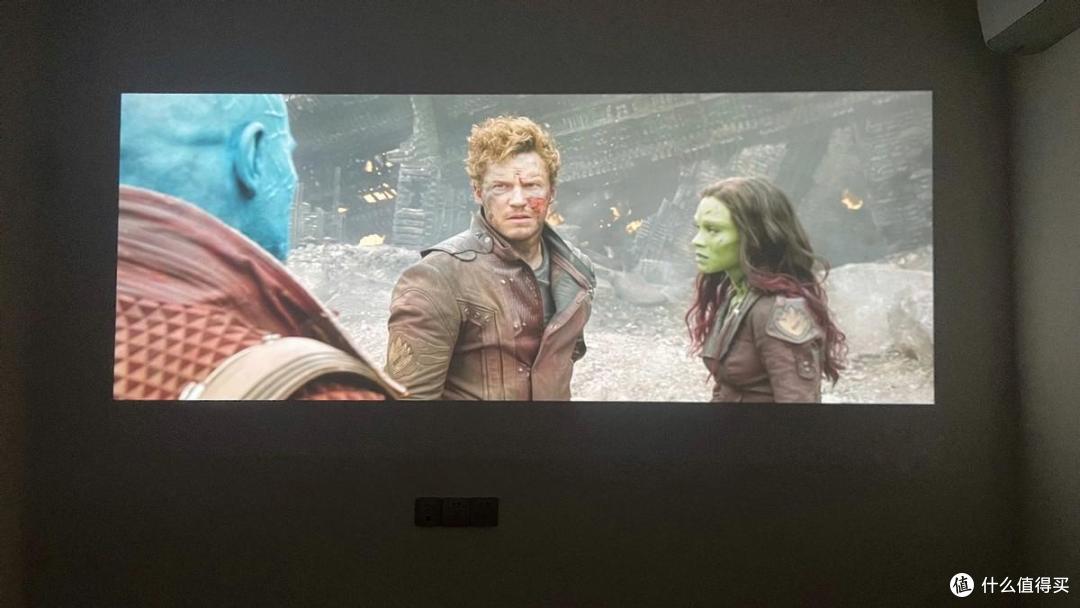 没短板？ 1000ansi流明+自动对焦、梯形矫正，封闭光机更可靠