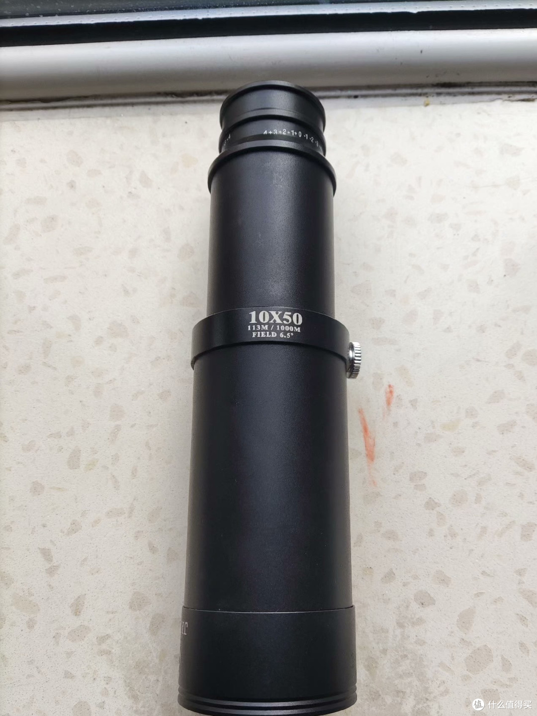 户外游行必备的单筒望远镜。