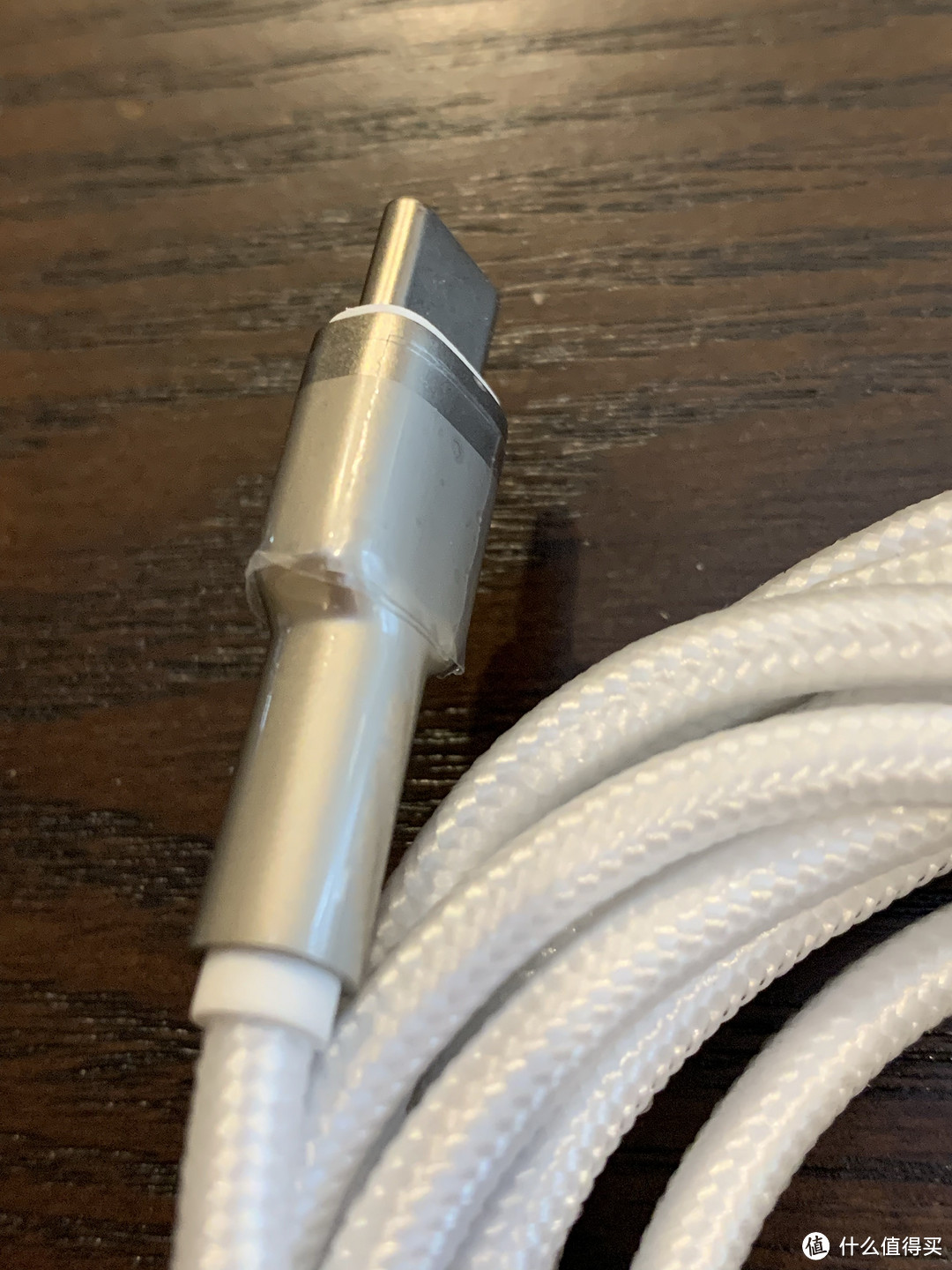苹果自带的充电线不够长？试试第三方的数据线吧。