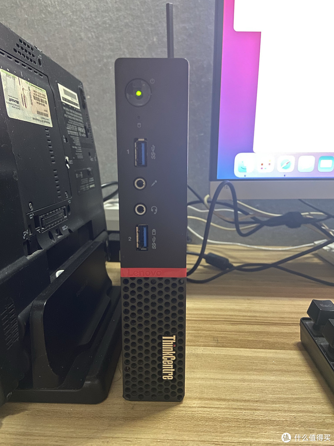 大小可以参考旁边架子上的 x61,巴掌主机坐实啦!