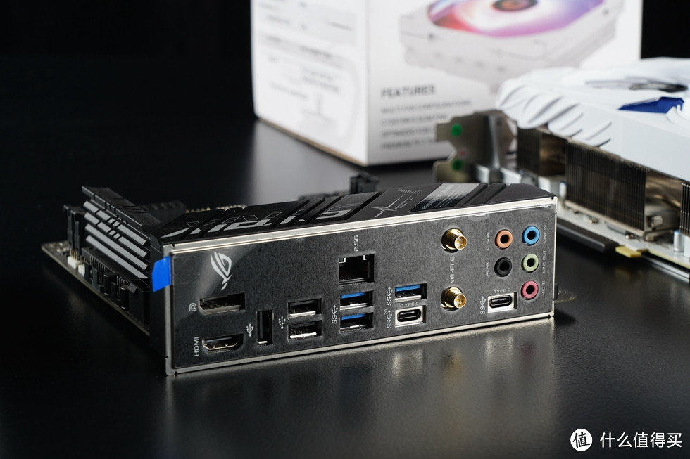 一体化的IO背板也是主流标配，接口方面提供了1个HDMI接口,1个DisplayPort接口，3个USB2.0，3个USB3.2，2个USB3.2 Gen2x2 Type-C，一个2.5LAN口，无线网卡天线接线端以及音频接口。