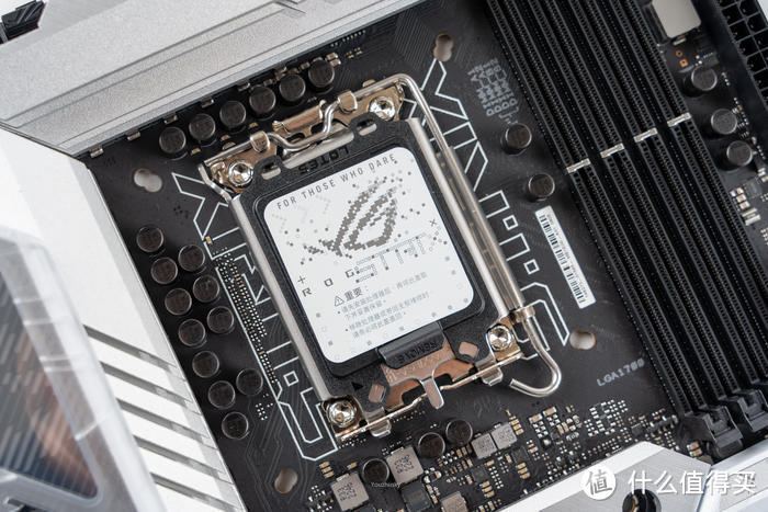 紧凑短风道——ROG Z790 吹雪+分形工艺 Torrent Compact 装机展示