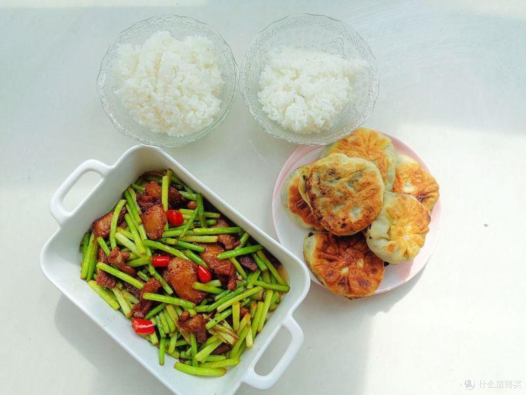 我家一周晚餐，基本两菜两主食，网友说太寒酸，家人说吃得舒服