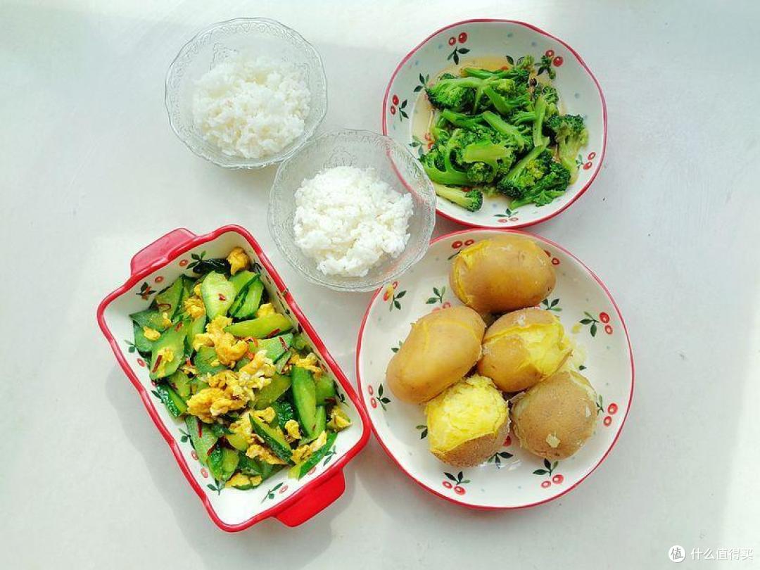 我家一周晚餐，基本两菜两主食，网友说太寒酸，家人说吃得舒服