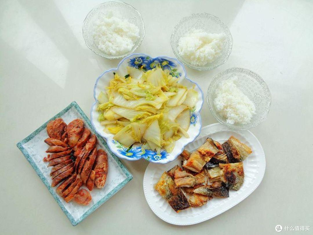 我家一周晚餐，基本两菜两主食，网友说太寒酸，家人说吃得舒服