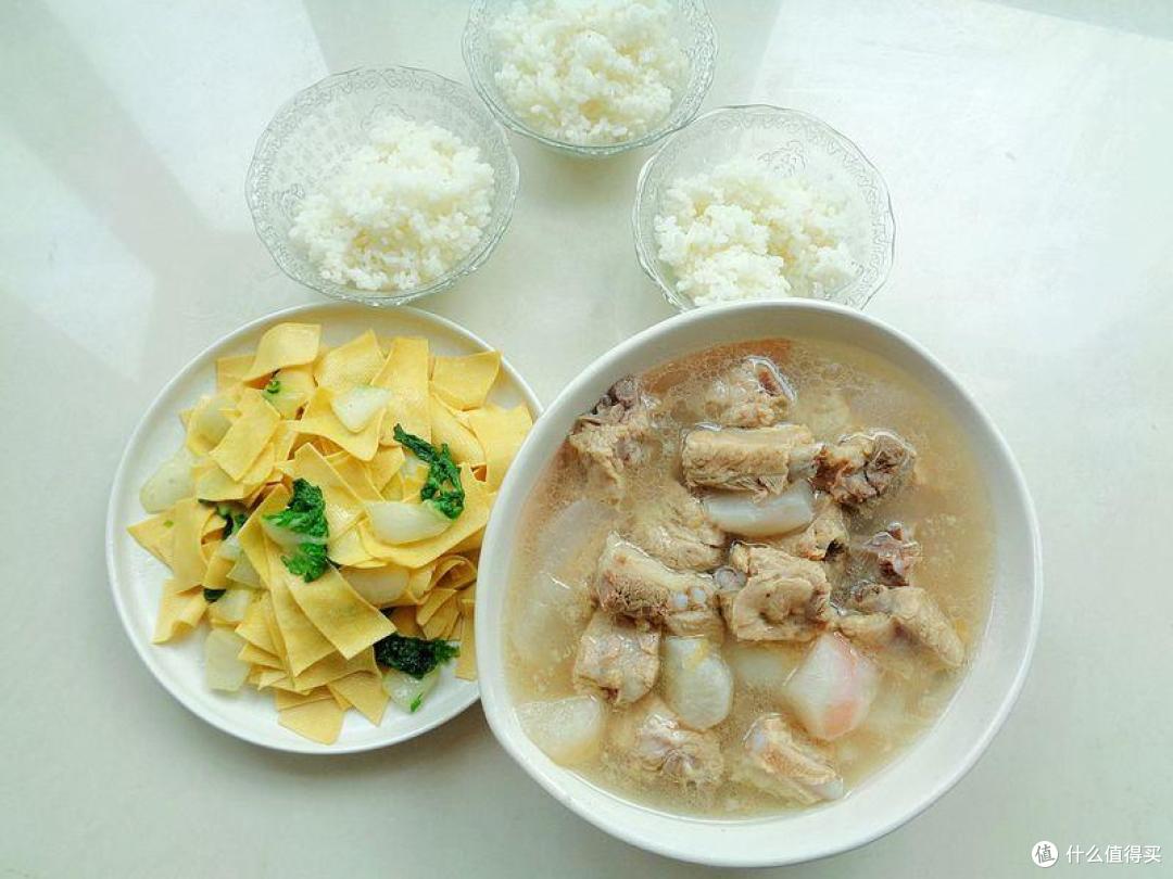 我家一周晚餐，基本两菜两主食，网友说太寒酸，家人说吃得舒服