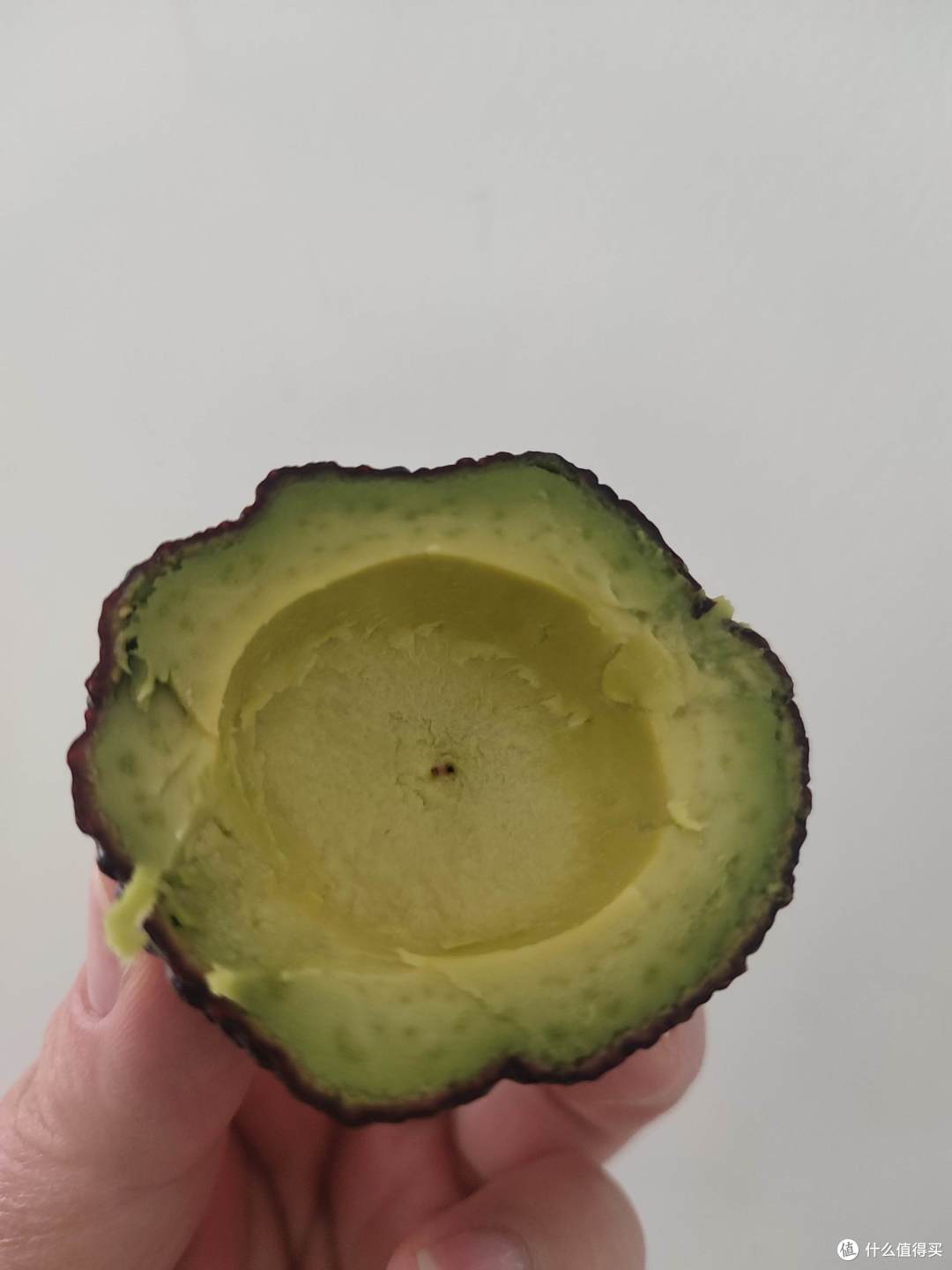 中间靠近果核的部位呈淡黄色乳脂状，口感特别好