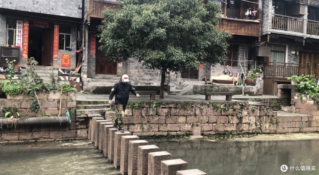 小跳岩