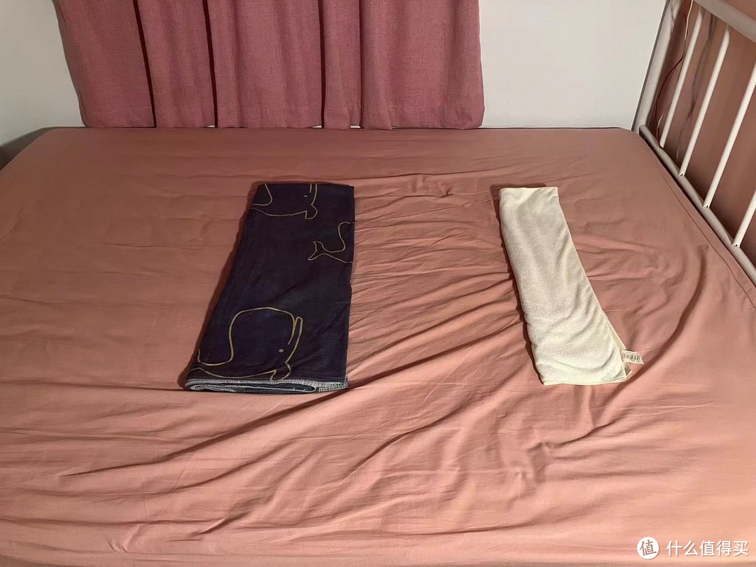 将蓝色床单折叠成大约 30 公分宽，放在臀部下方，避免臀部过度下凹。黄色的毛巾是用来支撑颈椎。