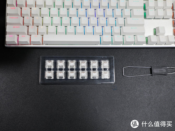 104键自由更换轴体！雷柏V700DIY全尺寸热插拔RGB机械键盘评测