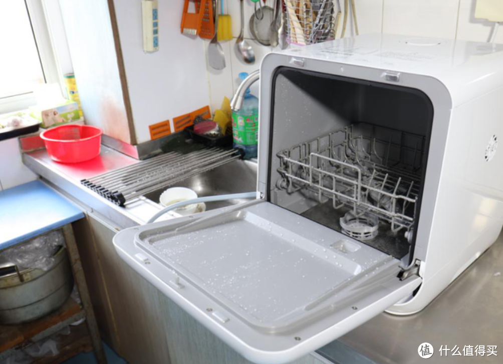 用洗碗机洗碗，省心省力，洗碗机比流动水手洗省水