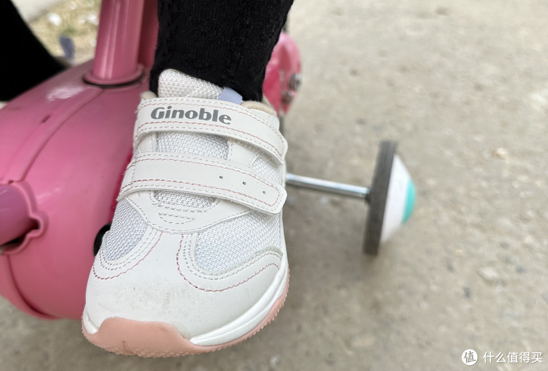 童鞋不仅要穿出时髦感，还要穿出舒适感，一定要挑选适合孩子足弓发育的鞋子！