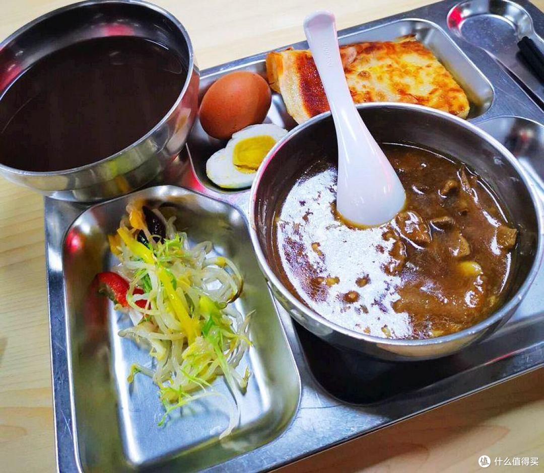 看大食堂早餐吃的啥?炒肝烧饼馄饨不限量,小菜任意挑