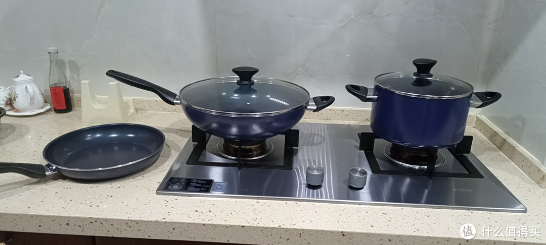 新晋厨房宠儿“比利时蓝钻 陶瓷炒锅”