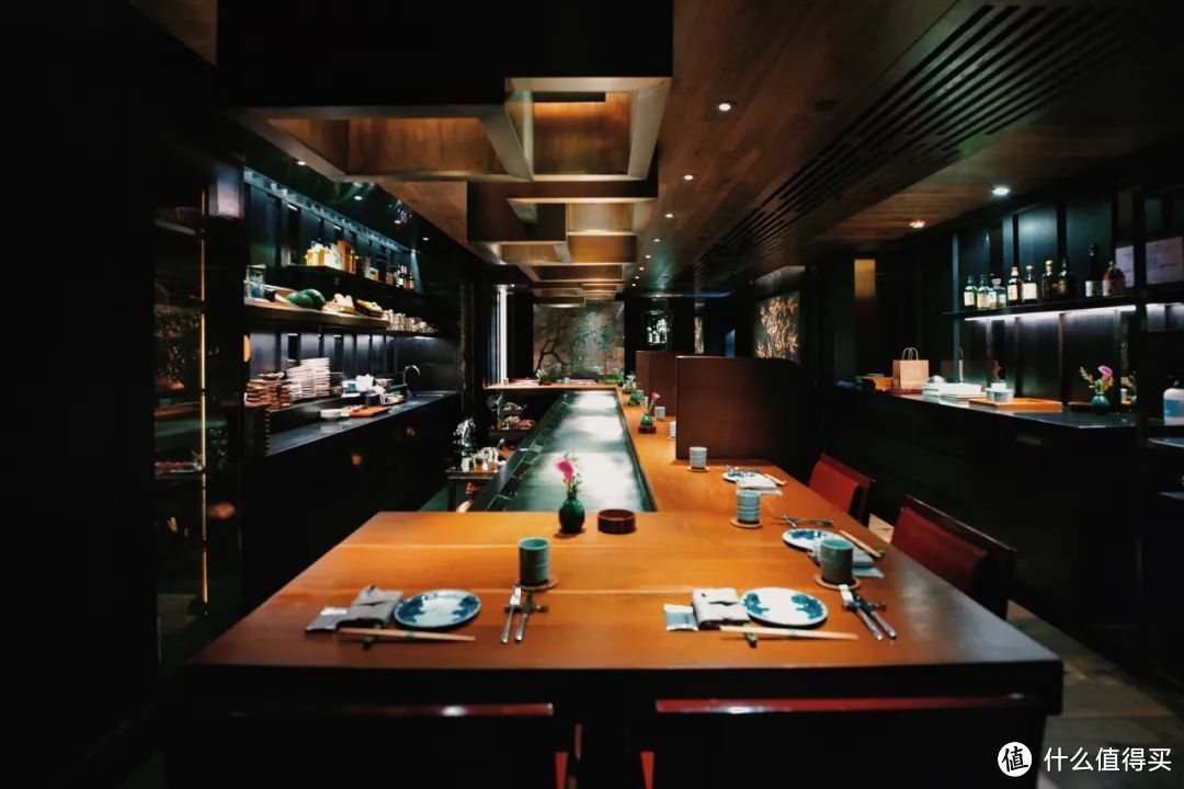坐拥维港云巅,开业34年依旧称奇的酒店,只有它!