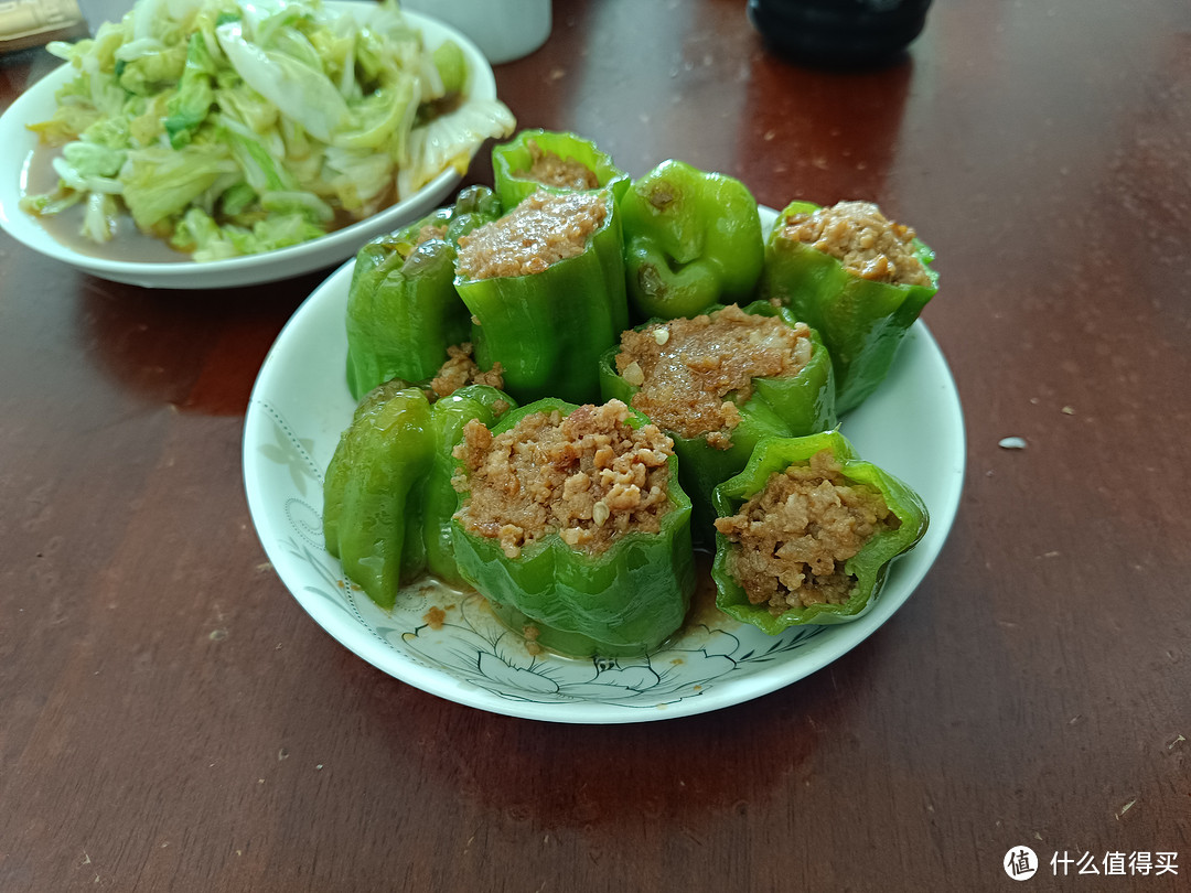 露营的时候带什么好吃的：有很多肉，但不油腻的辣椒酿肉。将精瘦肉和纯肥肉和软骨（猪肉）分别剁成臊子