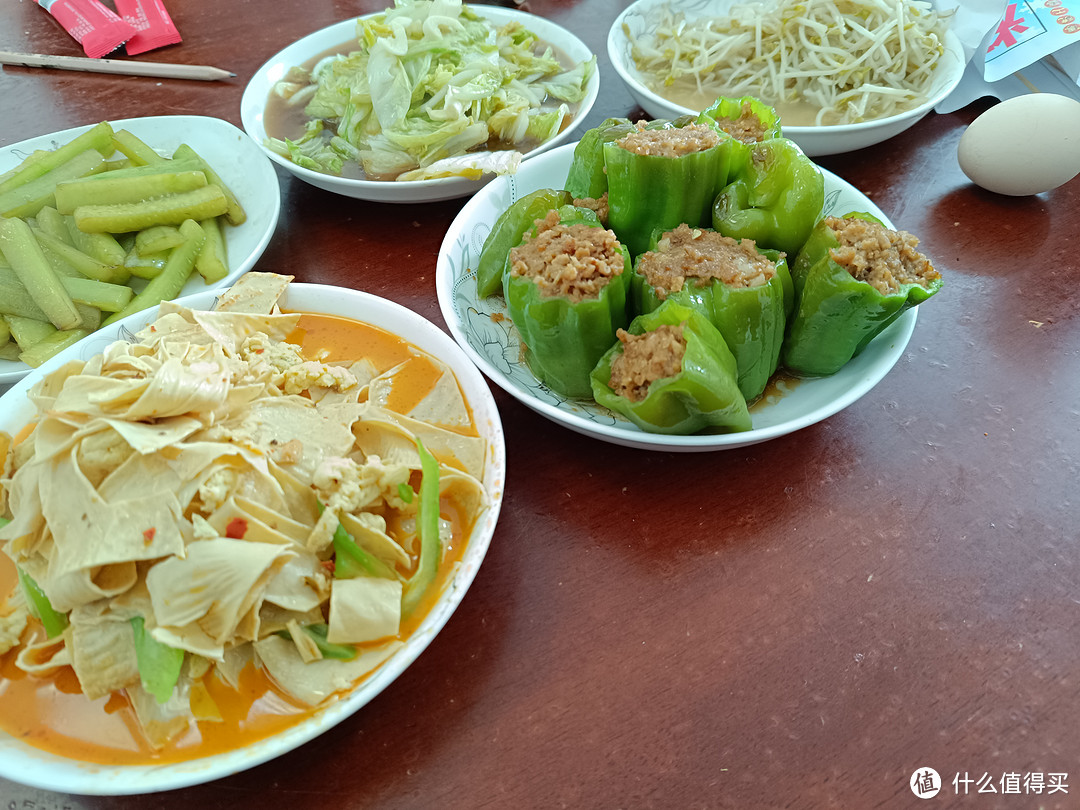 露营的时候带什么好吃的：有很多肉，但不油腻的辣椒酿肉。将精瘦肉和纯肥肉和软骨（猪肉）分别剁成臊子