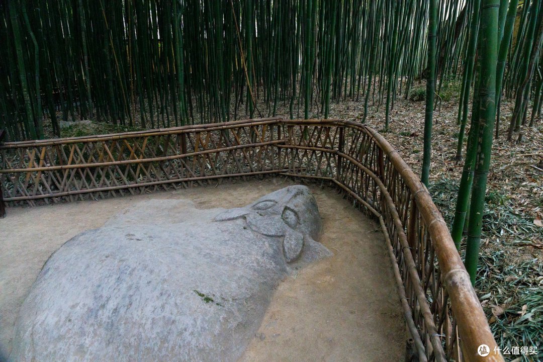 天然石稍作雕刻的石牛,道家嘛。老子骑牛。