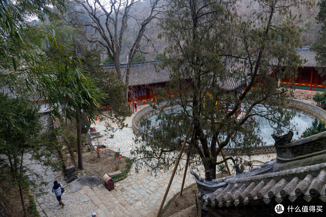 地图上写荷花池,冬天全是冰。