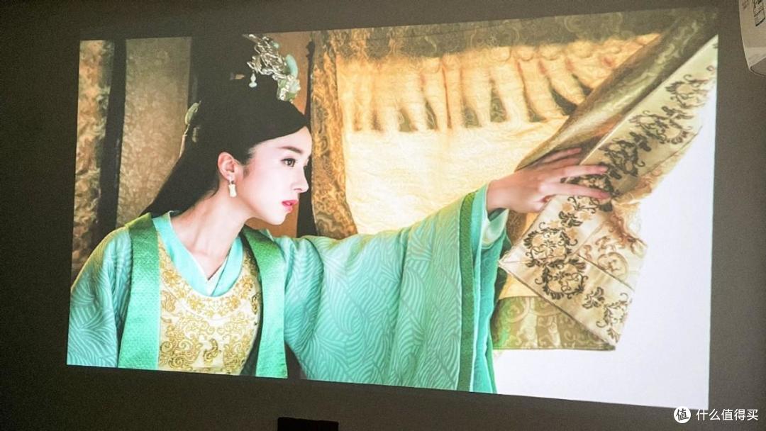 360度自由投放,3400流明亮度,AOC Y1S百寸大屏体验有惊喜