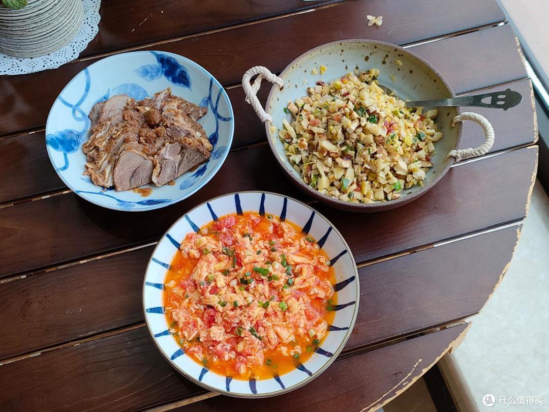 太惬意了!老两口小菜3碟,清淡鲜美,网友:这就是乞丐的晚餐?