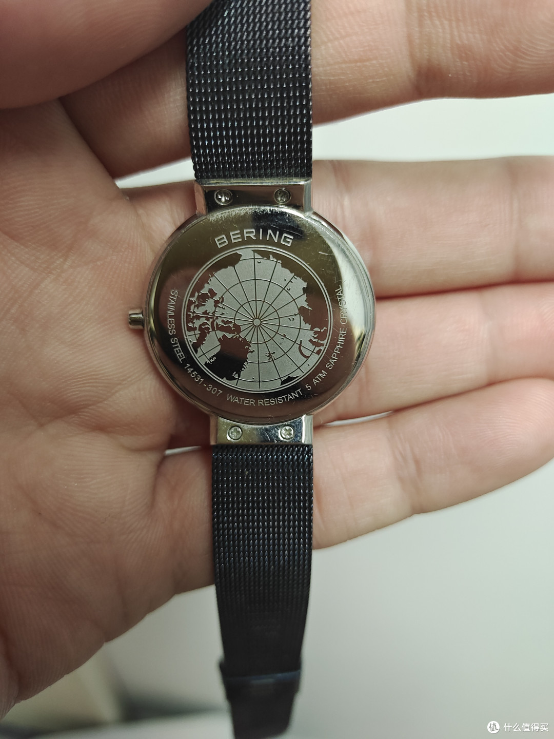 这款白令手表设计简约大气,没有秒针