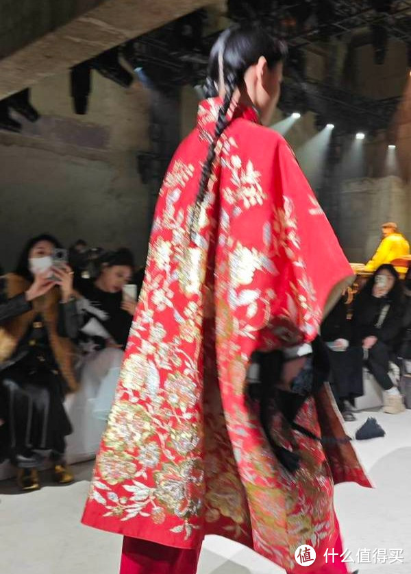 设计师捡破烂、美女穿塑料袋？来看看上海时装周可持续时尚的多种可能