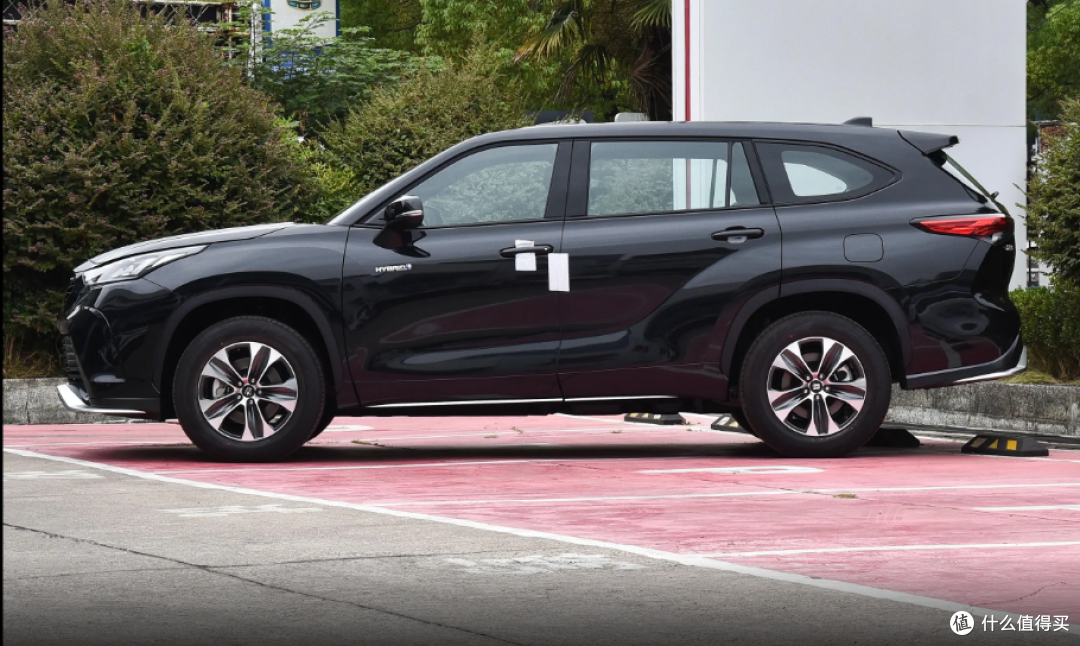 2788万起5款车型2023款皇冠怒放今日上市