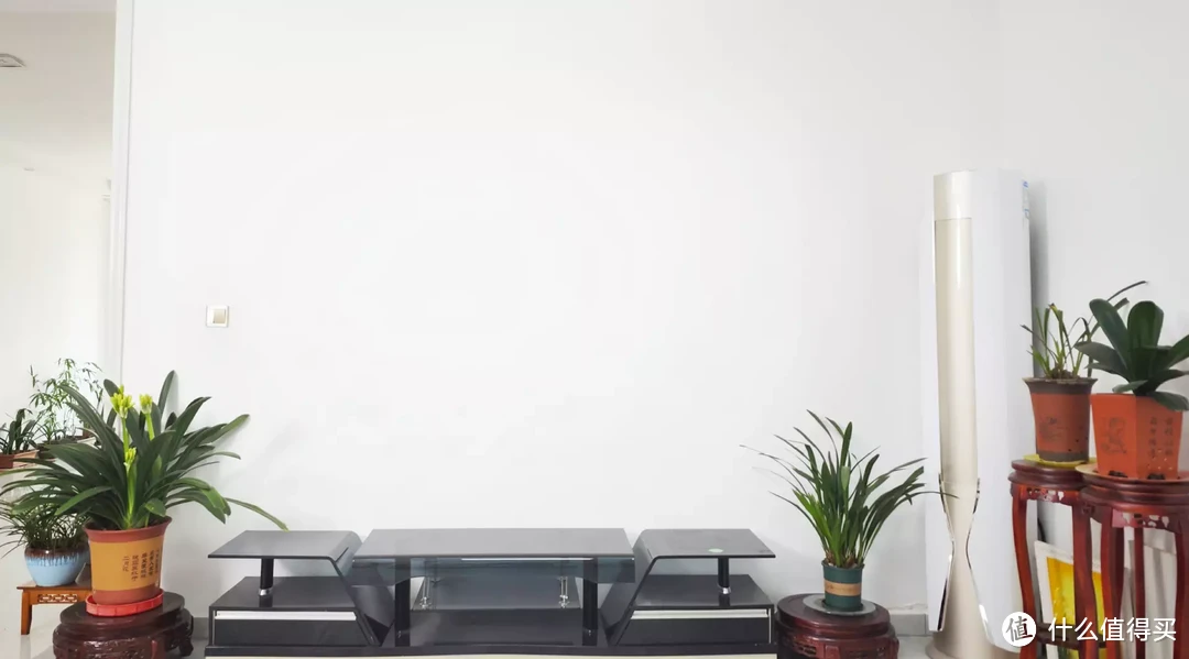 一面白墙会呈现什么样的投影效果?ALPD激光投影仪才是居家影音的最佳解决方案!