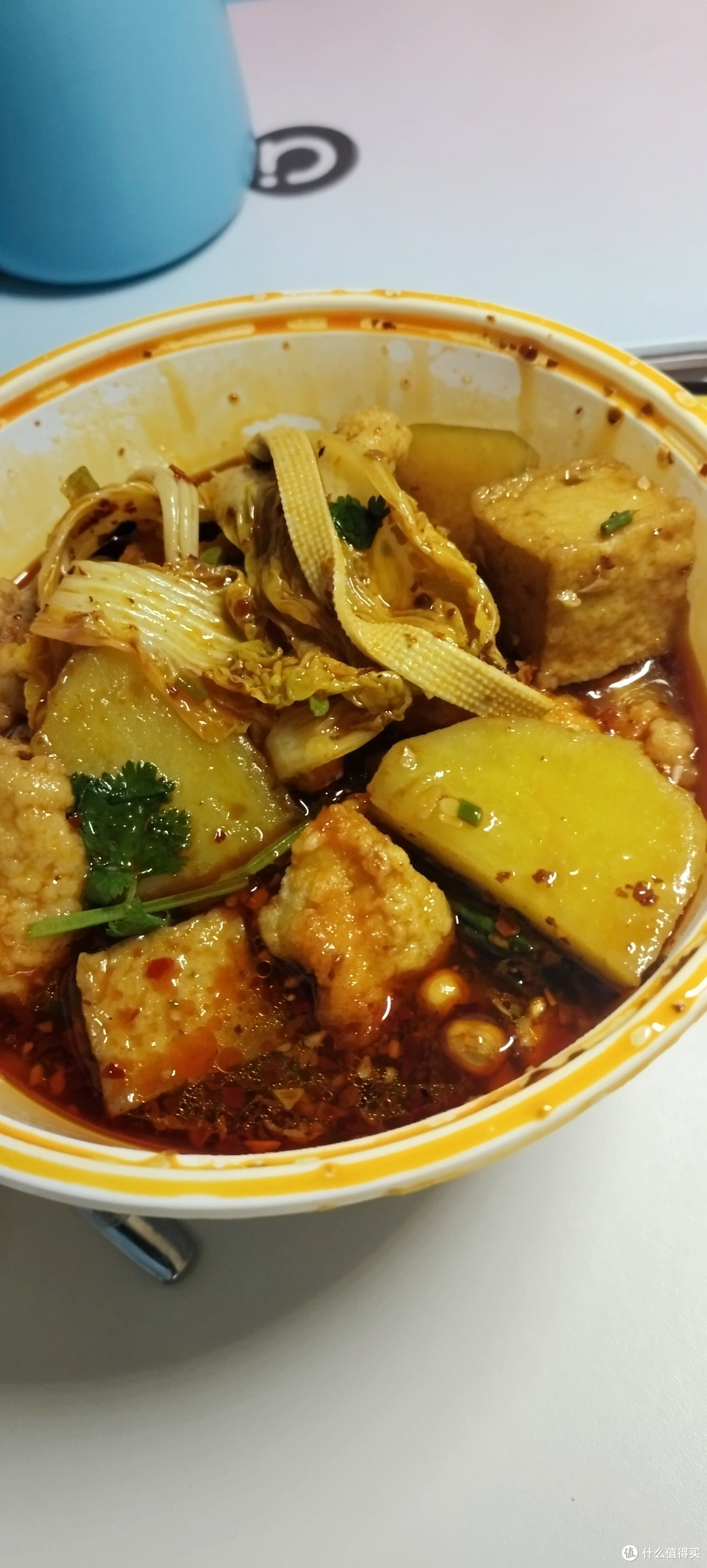 来一碗热气腾腾♨♨♨的小酥肉小火锅吧 ,色香味俱全,闻着就要流口水。