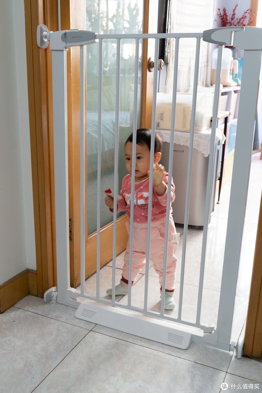 把安全围在栏内，攸曼诚品儿童安全防护门栏