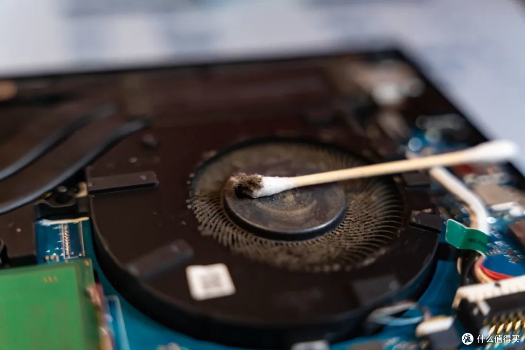 加装2TB读速7000MB/s的硬盘，刚拆开电脑就懵了