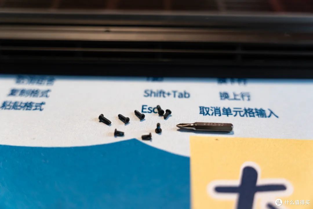 加装2TB读速7000MB/s的硬盘，刚拆开电脑就懵了