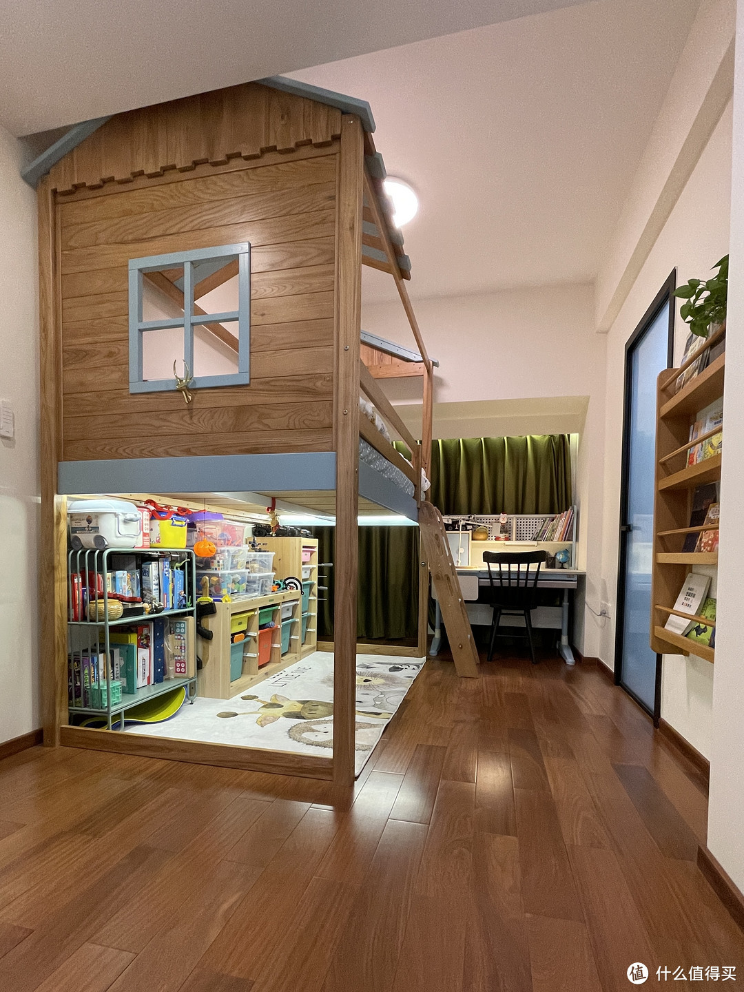 主卧套间-儿童房（树屋床，解决玩具收纳和床对洗手间门的问题）